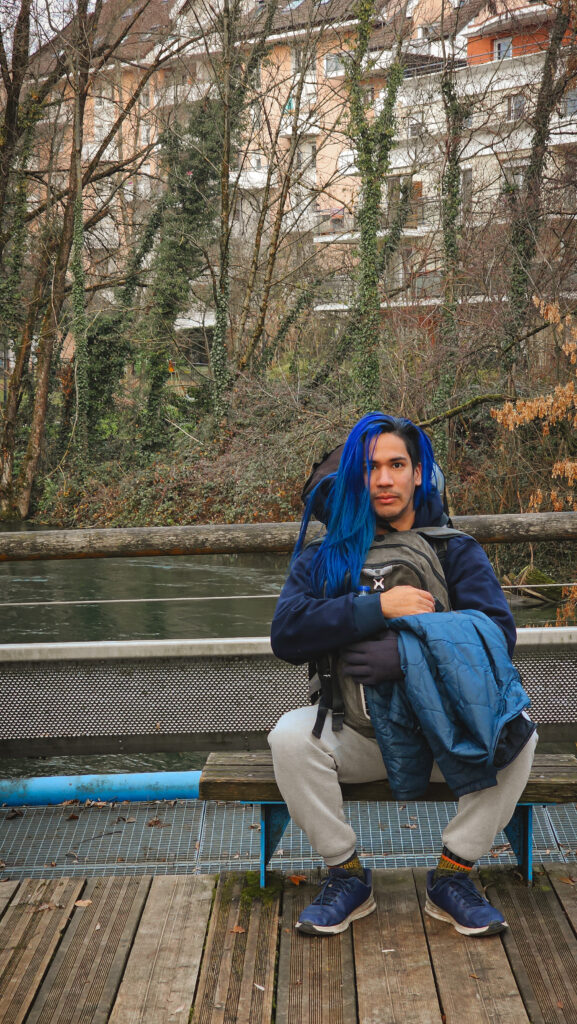 Sentado junto a un puente en Annecy, Francia